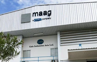 ป้ายชื่อหน้าอาคารโรงงาน maag ศรีราชา ติดตั้งโดย เอ.ที.ดีไซน์